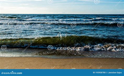 Ondas Do Mar Fluindo Para A Praia Foto De Stock Imagem De Sozinho