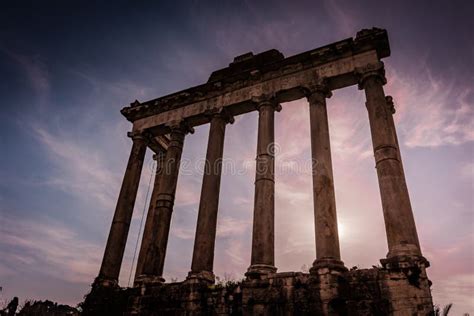 Templo De Columnas De Saturn En El Foro Romano Italy Foto De Archivo