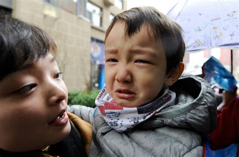 幼儿园开学 熊孩子哭着说等长大了再上学