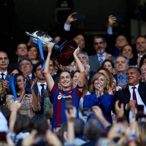 La Reina Letizia Aplaude Sonriente Tras Entregar La Copa De La Reina Al