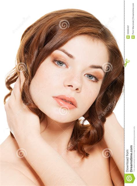 Beau Visage De Femme De Station Thermale Avec La Peau Propre Saine