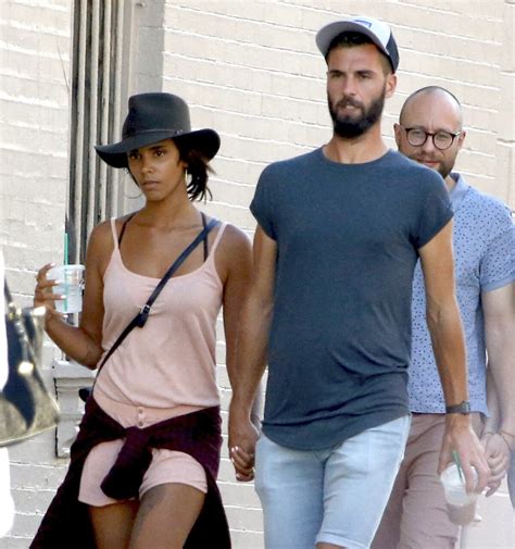 Photo Benoît Paire et sa compagne Shy m se promènent dans les rues de