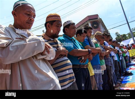 Filipino Muslim peace rally Stock Photo - Alamy