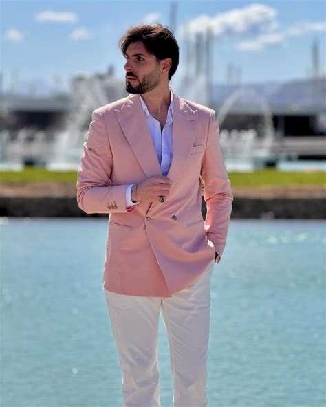 Seaport Rosa Blazer mit Weißen Hosen Hockerty