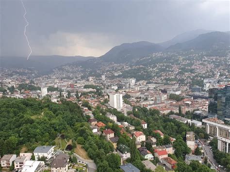 Velika Oluja I Nevrijeme Pribli Ava Se Bih Sutra Ki A Pljuskovi I