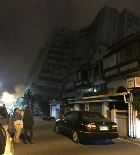 Hotel Collapses After 64 Magnitude Earthquake In Taiwan Daily Mail