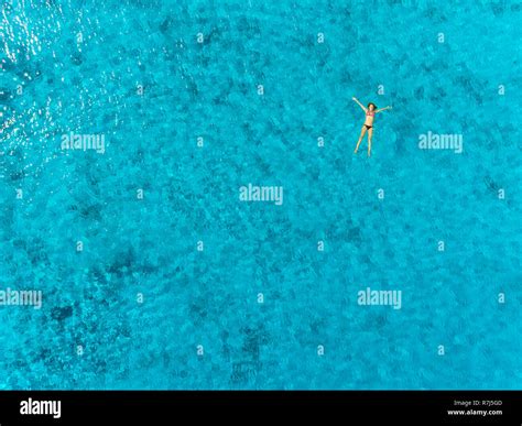 Frau im durchsichtigen bikini Fotos und Bildmaterial in hoher Auflösung Alamy