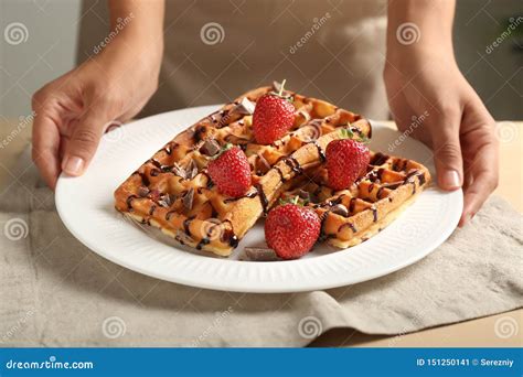 Placa Da Terra Arrendada Da Mulher Waffles Saborosos E Bagas Na