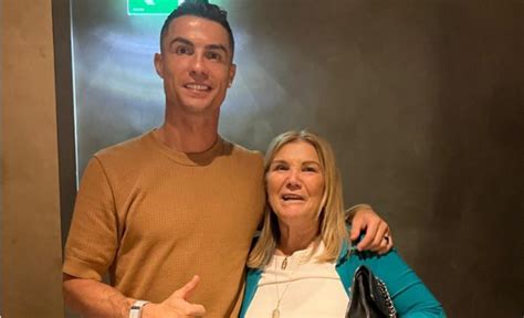 Cristiano Ronaldo contrata cantor brasileiro para o aniversário da mãe