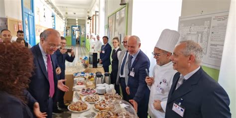 Il Ministro Valditara In Visita Agli Studenti Del Perri Pitagora Di