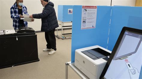 Chicago voters cast ballots early for mayoral election | FOX 32 Chicago