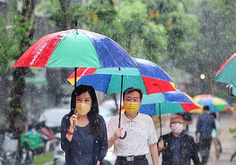 低壓帶影響大雨特報 雙北防大雷雨（1） 圖 中央通訊社 Line Today