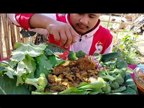 Beef Intestine Eating With With Rice Green Leave Cauliflower Salat