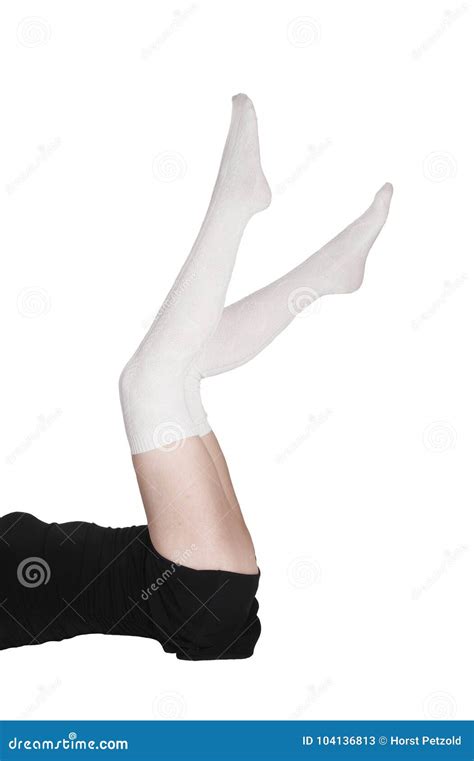 Femme Se Trouvant Sur Le Plancher Avec Ses Jambes Image Stock Image