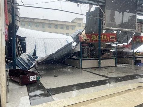 贵州多地大雪，事故多发：车辆追尾，积雪压塌菜市场，赏雪不慎掉井桩 知乎