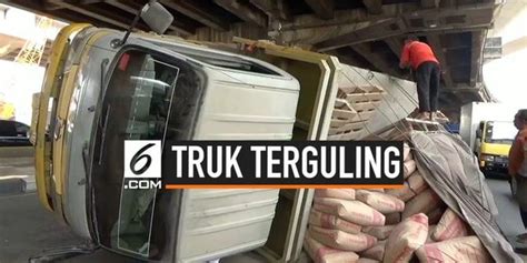 Video Diduga Kelebihan Muatan Truk Pengangkut Semen Terguling Enamplus