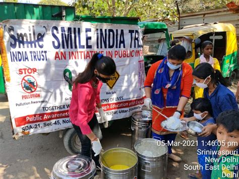 Distribution Of Cooked Food South East Delhi Smile India Trust