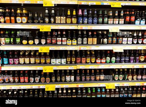 Cerveza Artesanal Y Ales De Venta En Un Supermercado Fotograf A De