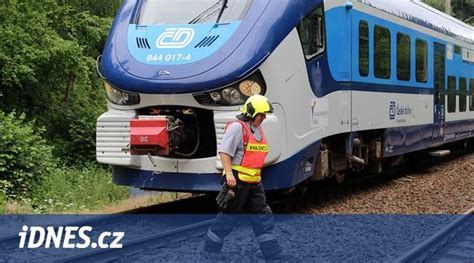 Vlak na Sokolovsku najel do spadlého stromu vezl i dvě třídy školáků