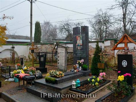 Оформление памятников. Фото экслюзивного памятника из гранита блю-визаж