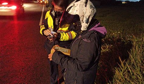 女騎士包裹遭強風吹落草叢 大園警摸黑助找回 蕃新聞