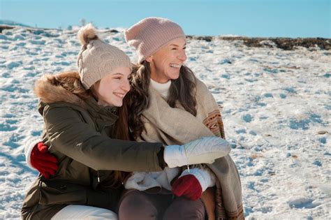 Familie hat Spaß im Winter Kostenlose Foto