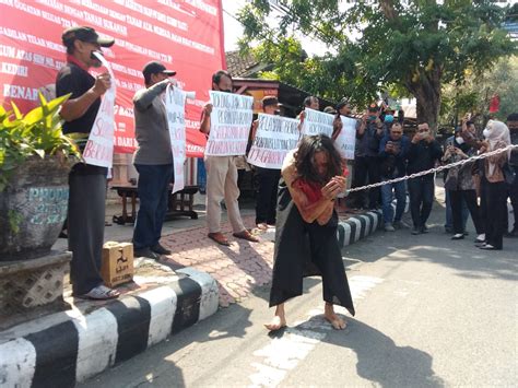 Teatrikal Leher Dirantai Warnai Aksi Penolakan Eksekusi Lahan Dan