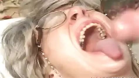 Reife blonde Hure von großem Schwanz zerstört xHamster