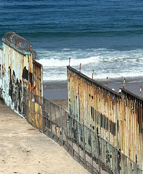 Derrumban el muro que divide a México de Estados Unidos en la zona de