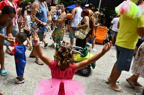 BLOCOS DE CARNAVAL LEVARAM MILHARES DE PESSOAS ÀS RUAS DE NITERÓI NO