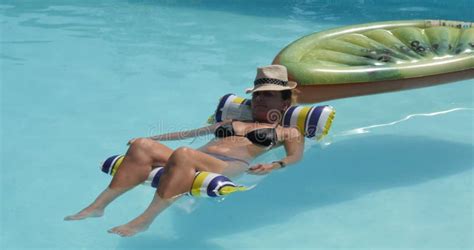 Mujer De Mediana Edad En Bikini Disfrutando De La Piscina Con Su