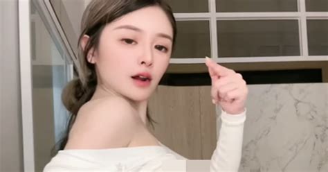 Bất chấp tai tiếng hot girl lại diện đồ xuyên thấu nhảy múa trên sóng live