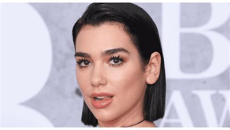 Dua Lipa demuestra estilo con increíble vestido de lunares metálicos