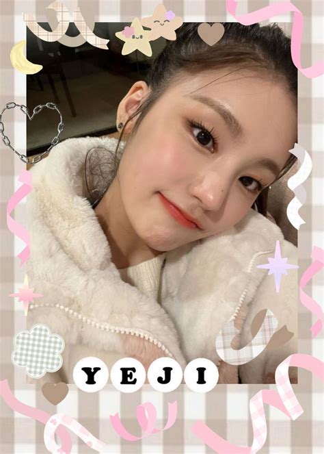 Hwang Yeji Polco Polaroid Beige Aesthetic Selca Selfie Cute Itzy Beige