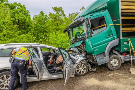 Schwerer Unfall Auf B Auto Berholt Und Prallt Frontal In Laster