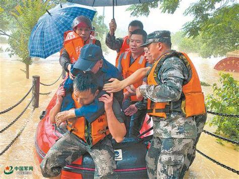 国防动员系统官兵和民兵参加抗洪抢险群众橡皮艇人武部