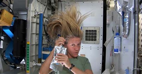 G Astronauta Mostra Desafios De Lavar Cabelo Em Ambiente Sem