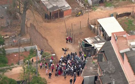 PM acompanha reintegração de posse em terreno na Zona Leste de SP São