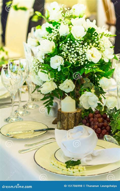 Concepto De Lujo Del Ajuste De La Tabla De Cena Del Banquete De Boda