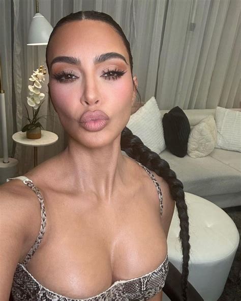 Kim Kardashian Detonada Por Vender Chinelos Usados Por At R