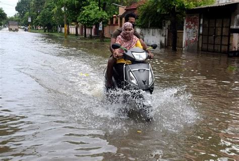 प्रयागराजः सावन में रिकॉर्ड बारिश सड़कें गलियां लबालब घरों में घुसा पानी देखें तस्वीरें