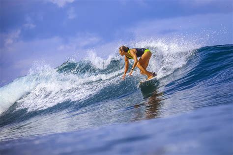 Muchacha De La Persona Que Practica Surf En La Onda Imagen De Archivo