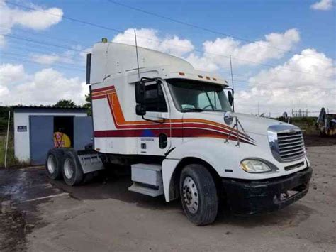 Freightliner Conventional Columbia 2004 Sleeper Semi Trucks