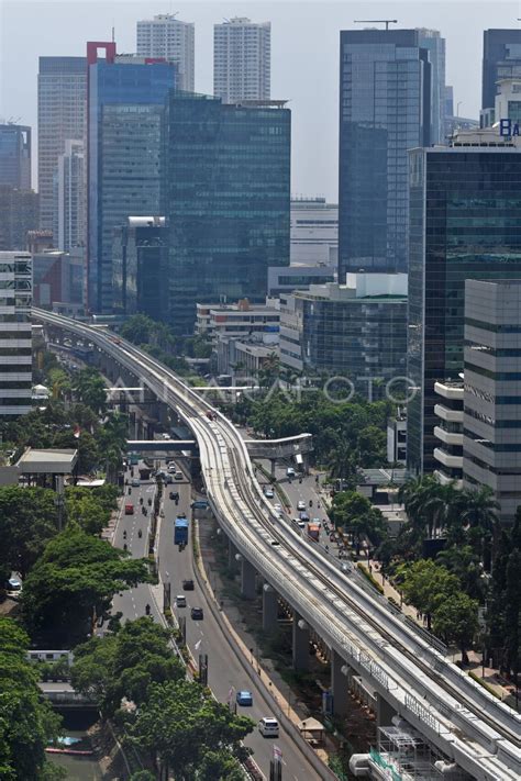 PERKEMBANGAN PEMBANGUNAN JALUR LRT JABODEBEK ANTARA Foto