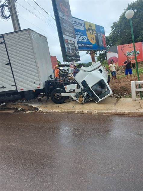 Motorista Perde O Controle E Pula De Caminh O Ap S Cabine Se Soltar Ao