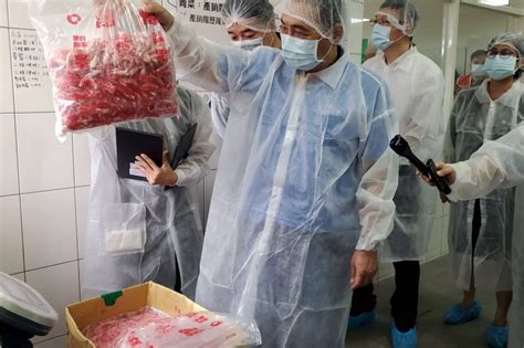 視察校園自立午餐食材驗收及製備作業 侯友宜以最高標準驗收食材，重視食安每個環節 風傳媒