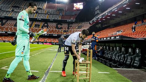 Sentido Homenaje A Bernardo Espa A Espa Eta En La Previa Del Valencia