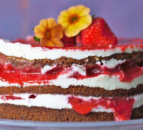 Erdbeertorte Mit Mascarpone Und Beeren Semi Naked Cake Rezept