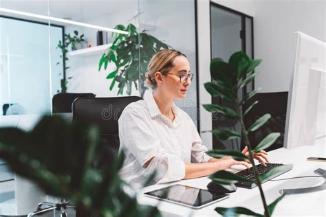 Jeune Femme D Affaires Blonde Travaillant Sur Ordinateur Dans Son Usine