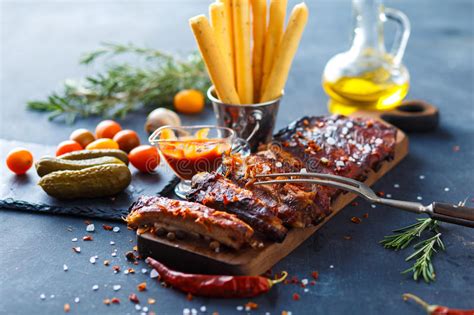 Las Costillas Asadas A La Parilla Deliciosas Sazonaron Con Una Salsa De